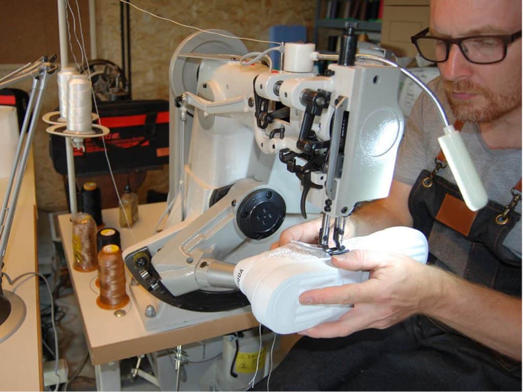 Fabrication de chaussures dans l’atelier Uniqua