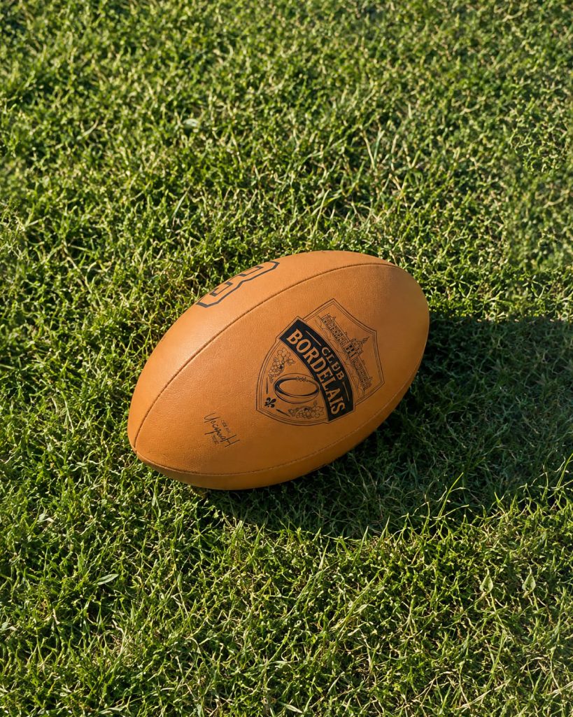 Ballon de rugby personnalisé avec le logo de votre club et numéro de maillot Made in Nouvelle Aquitaine