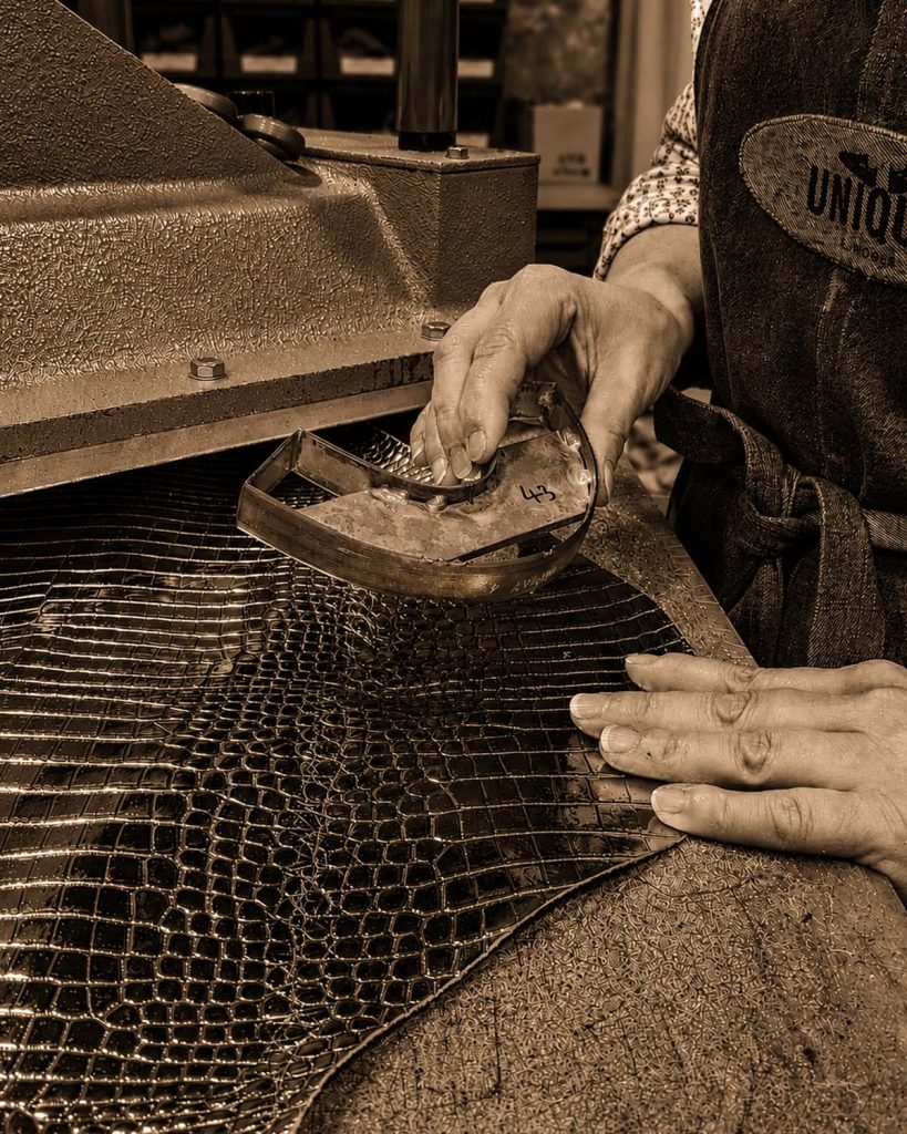 Découpe du cuir à l'atelier UNIQUA à Limoges