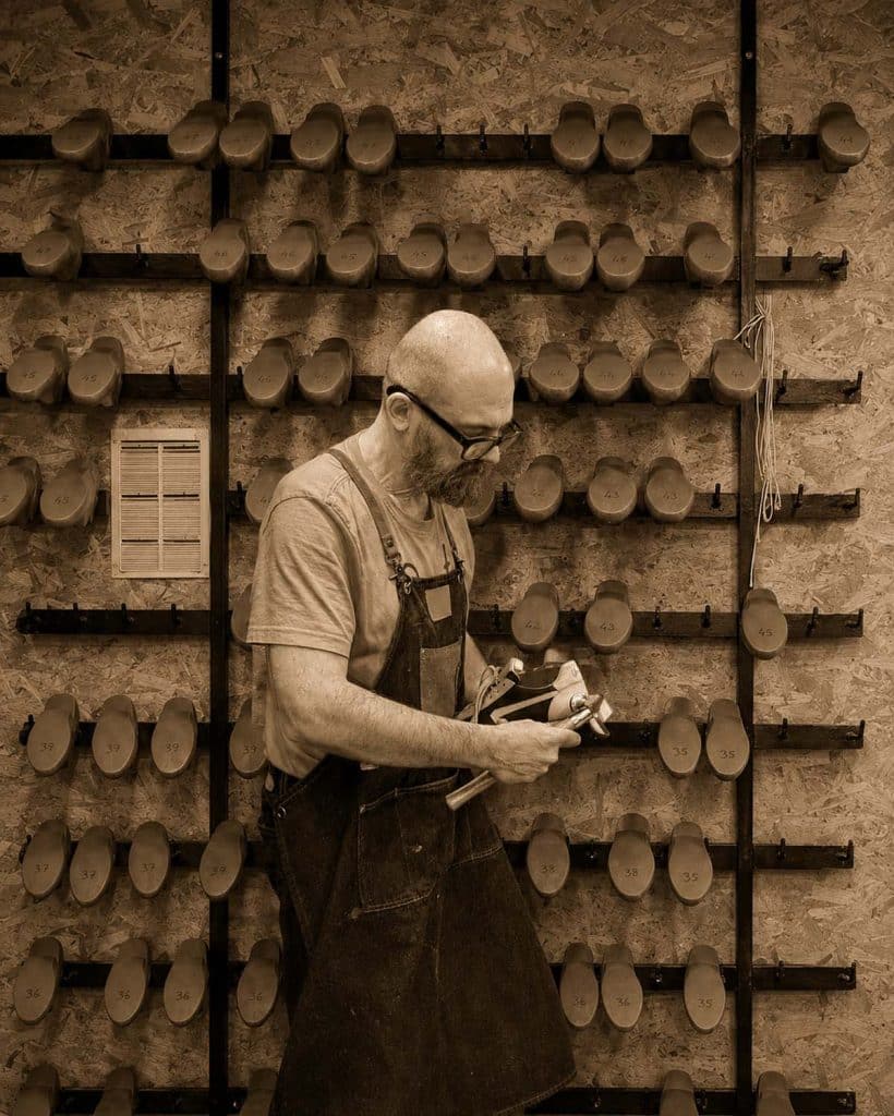 Photo artisan de l'atelier Uniqua les Baskets Made in France