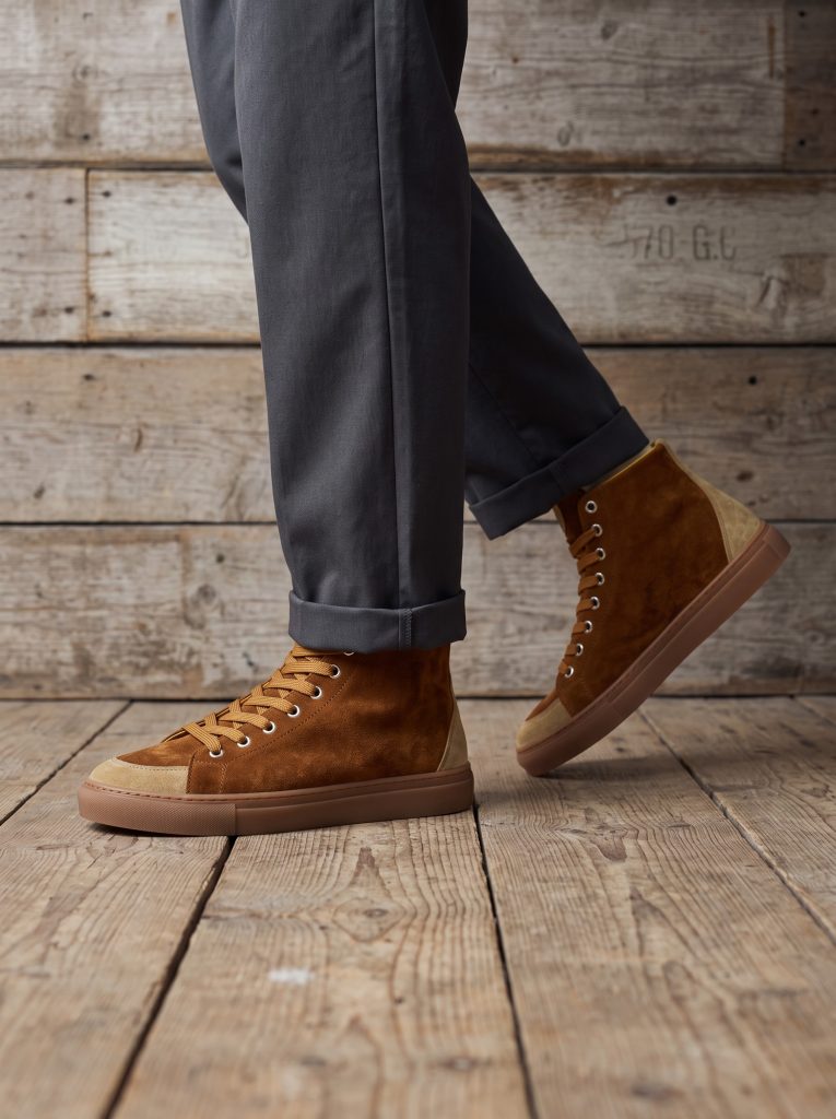 Entretenir une chaussure en cuir velours